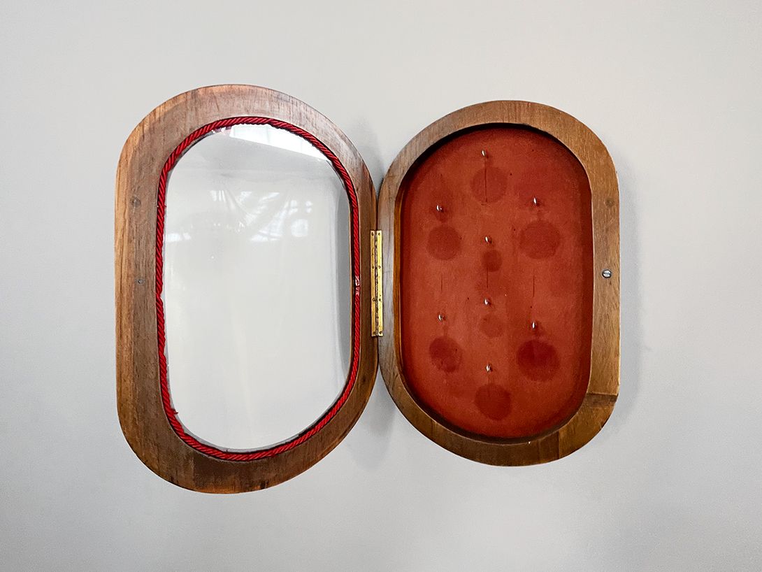 Foto Small Wooden Showcase with Red Inlay h45
