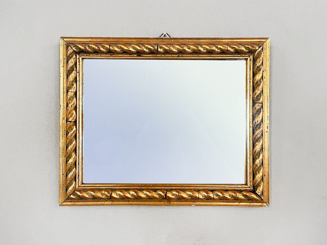 Foto Small Wall Mirror with Ornate Golden Frame h26