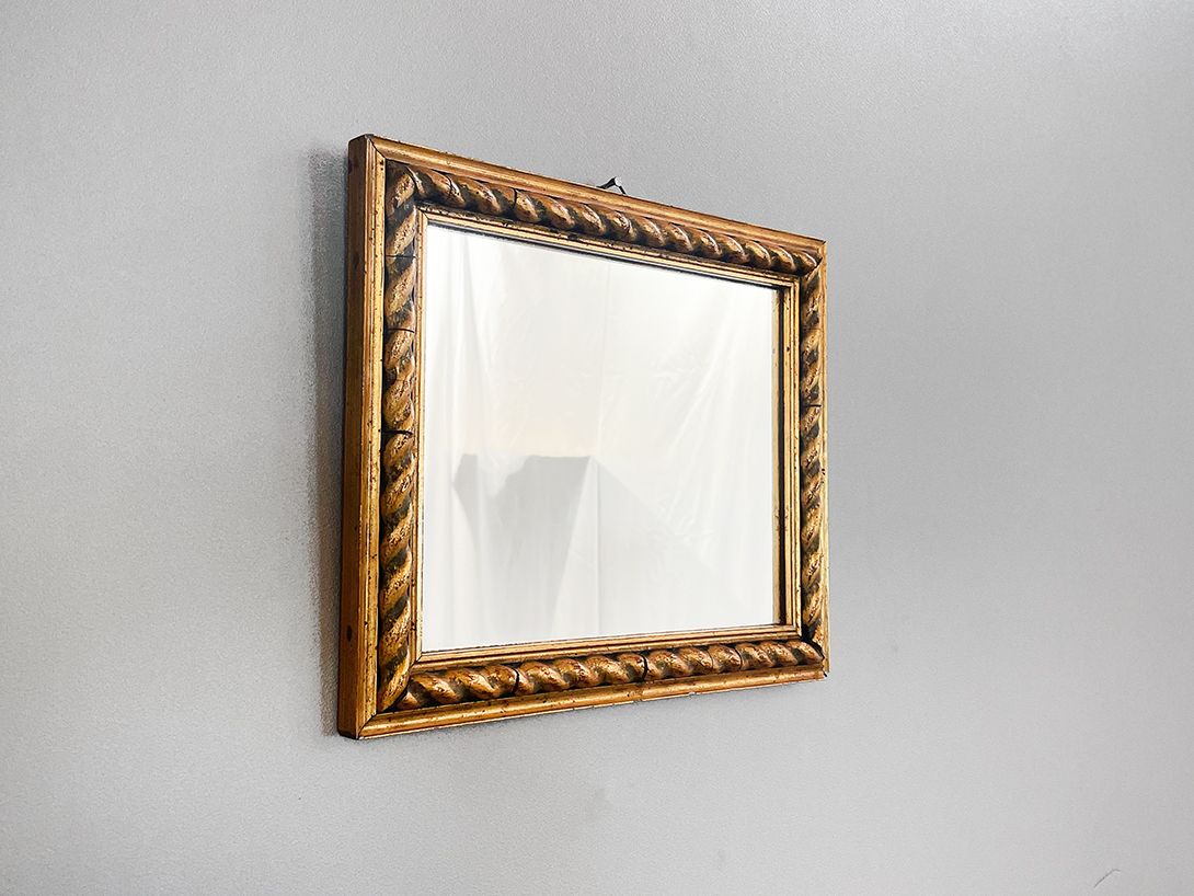 Foto Small Wall Mirror with Ornate Golden Frame h26
