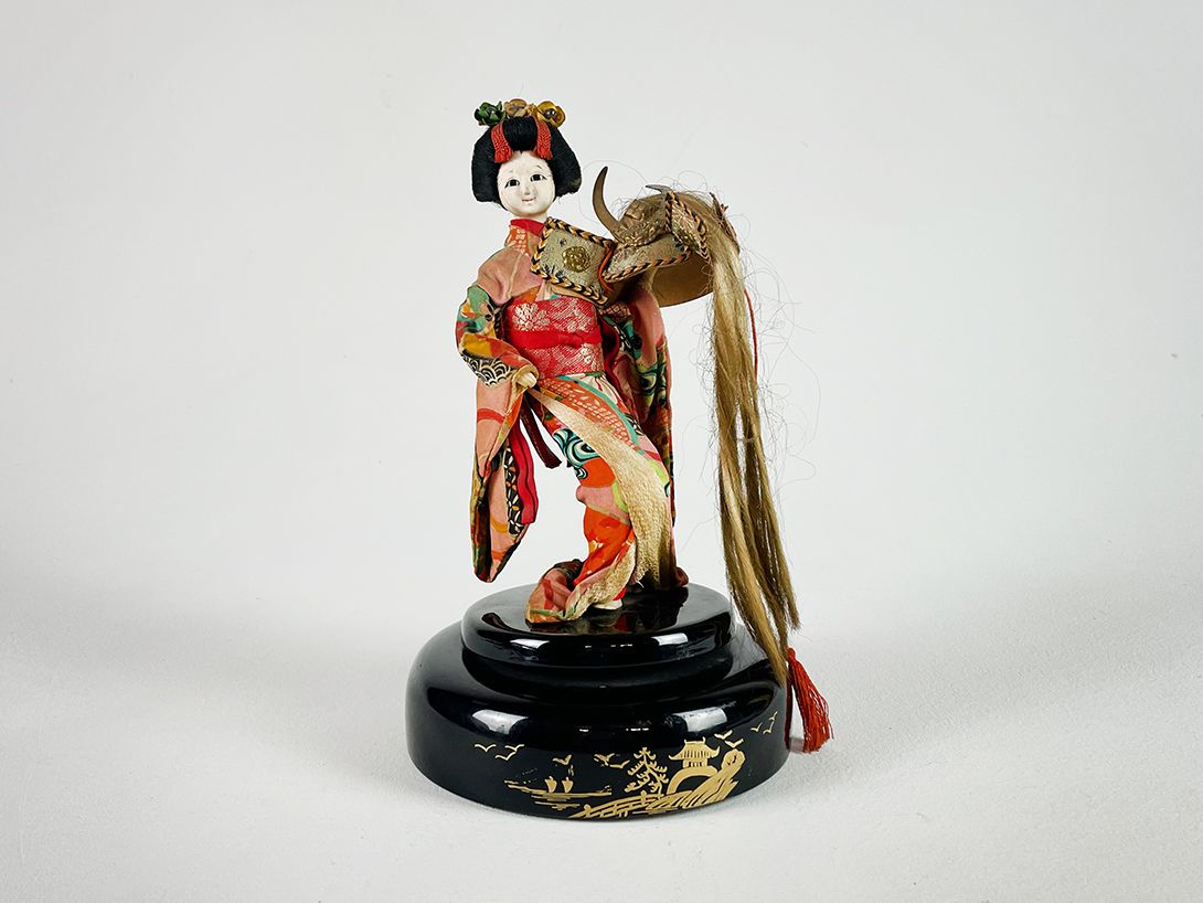 Foto Music Box with Geisha Holding a Helmet Kyoto 1965 h24