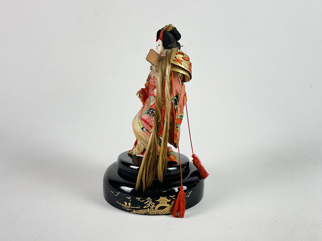 Foto Music Box with Geisha Holding a Helmet Kyoto 1965 h24