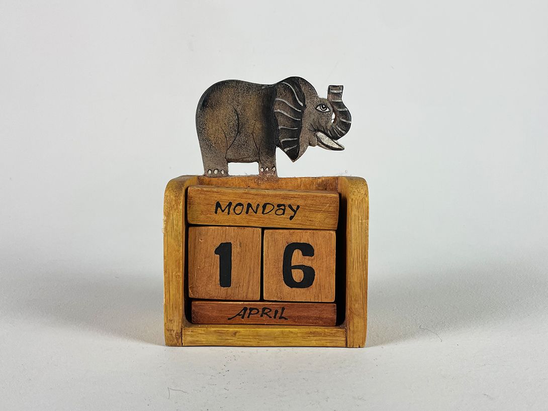 Foto Wooden Endless Calendar with Cute Elephant h19