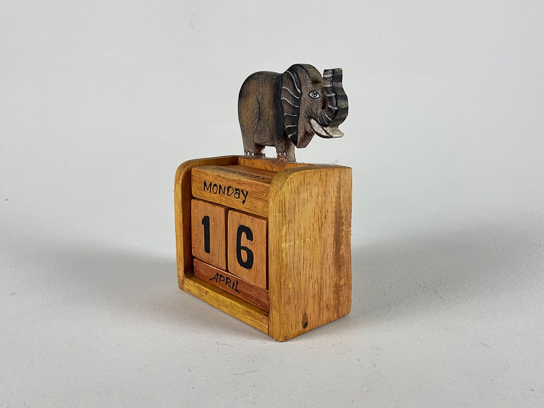 Foto Wooden Endless Calendar with Cute Elephant h19