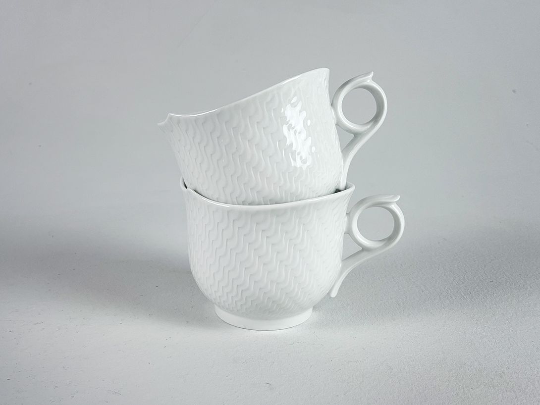Foto White Porcelain Cup with a Fancy Handle h8