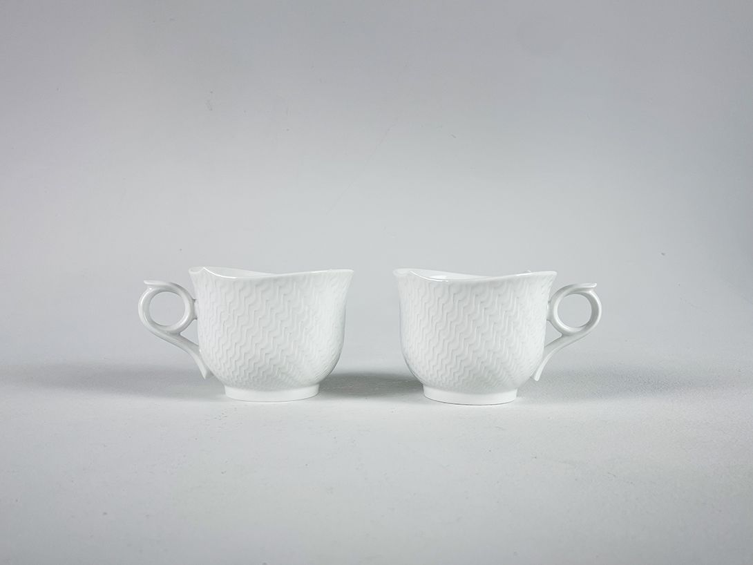 Foto White Porcelain Cup with a Fancy Handle h8