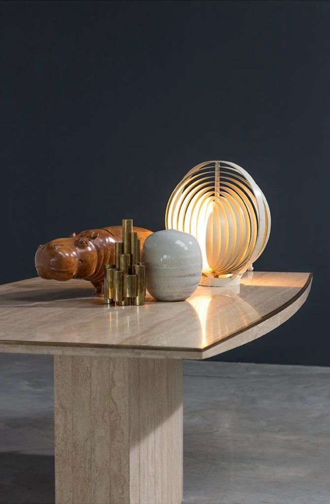 Foto Willy Rizzo Dinning Table with Barrel formed Travertine Pedestal