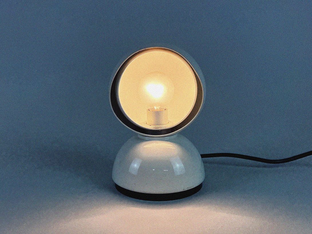 Foto Artemide Milano Small Table Lamp, Model Eclisse, Italy 1960s