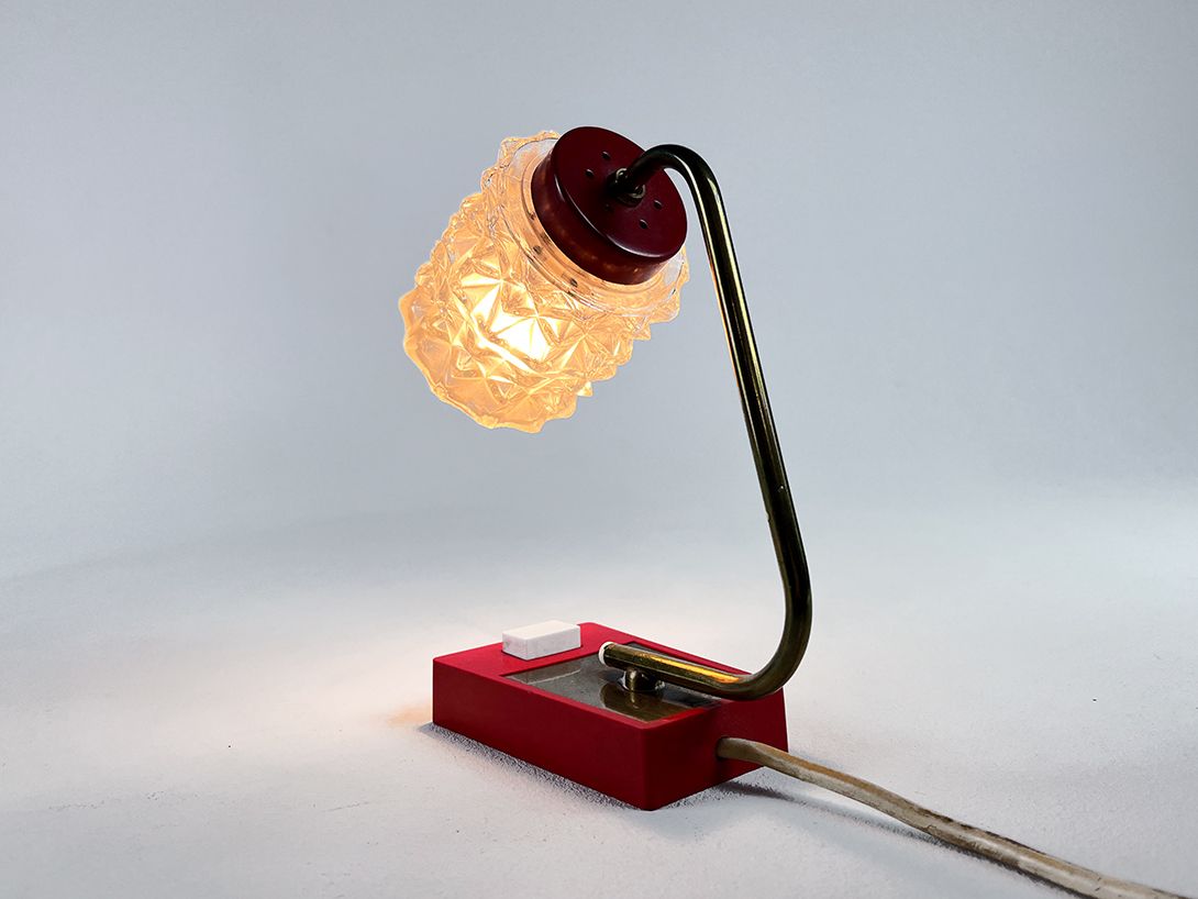 Foto Vintage Golden and Red Bedside Lamp in the Style of Helena Tynell h22