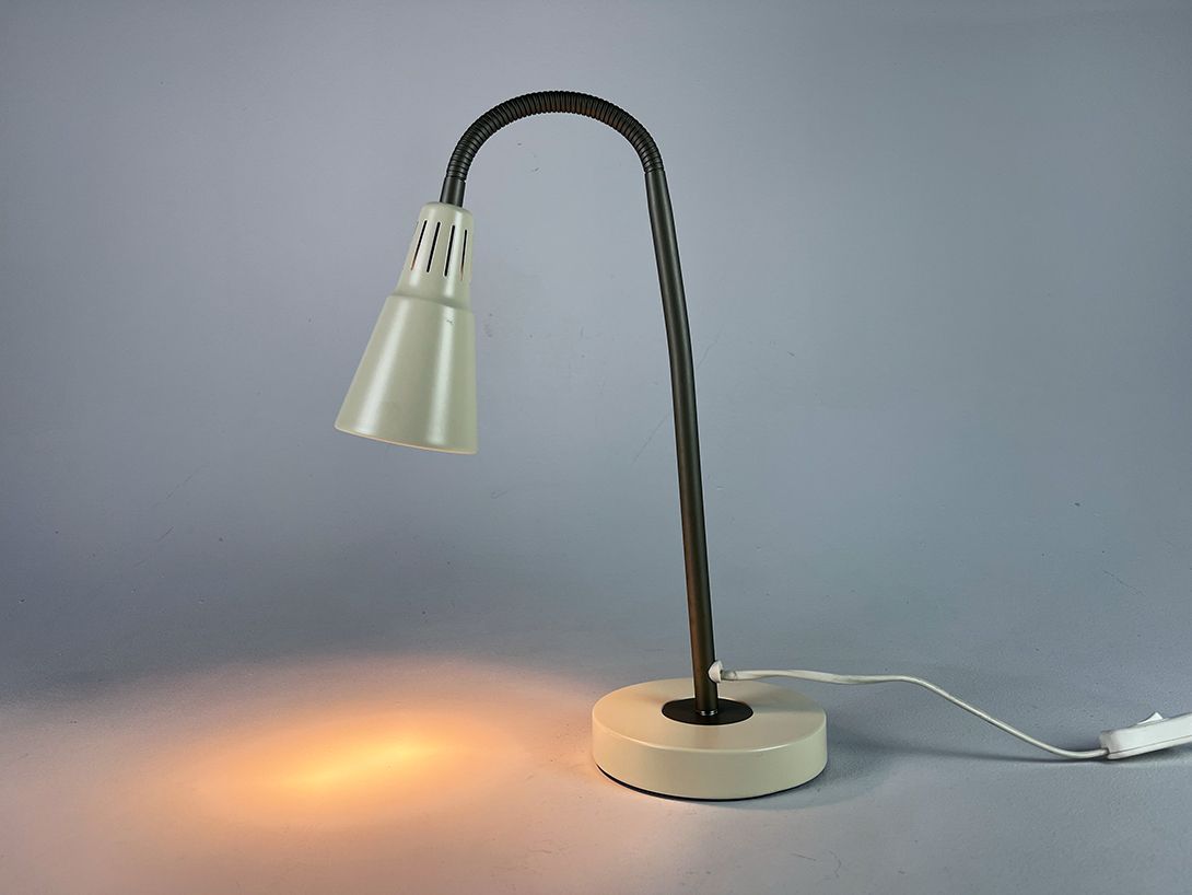 Foto Simple White Desk Lamp by Ikea h68