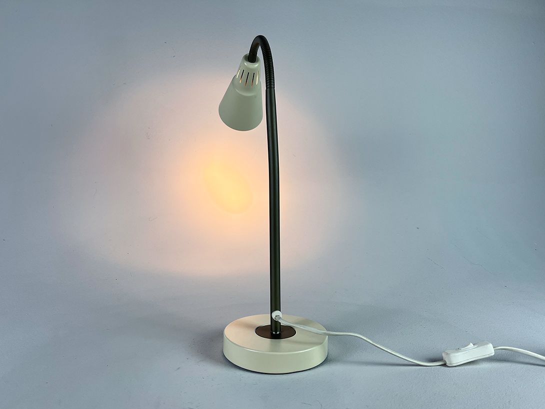 Foto Simple White Desk Lamp by Ikea h68