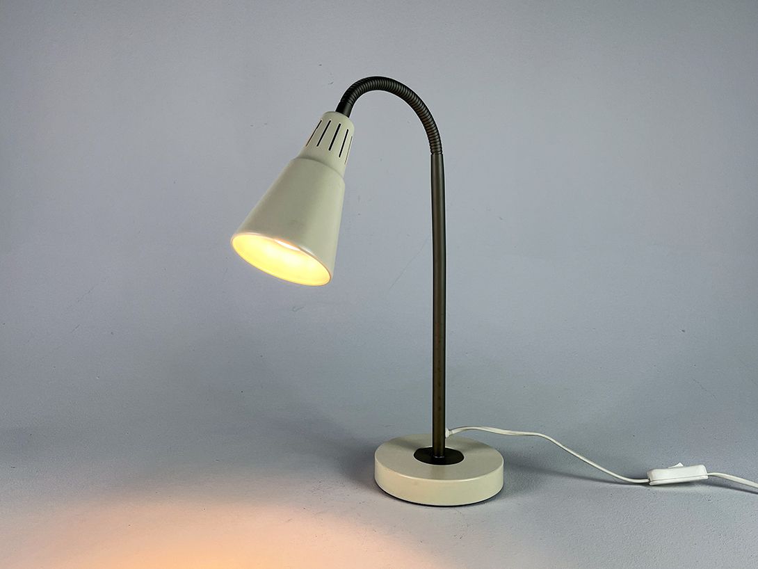 Foto Simple White Desk Lamp by Ikea h68