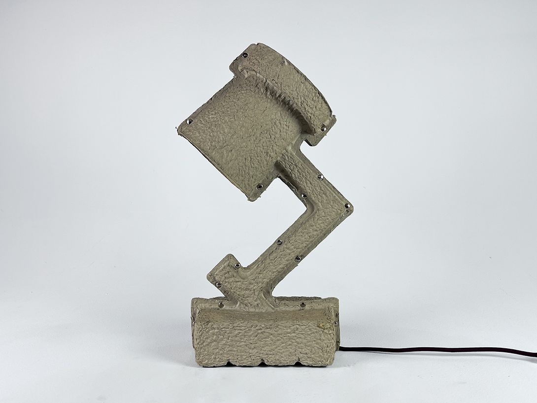 Foto Artsy Minimalistic Cardboard Desk Lamp &#8220;Trash Me!&#8221; by Victor Vetterlein