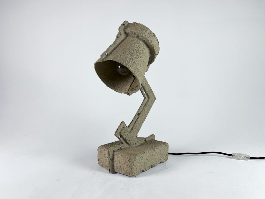 Foto Artsy Minimalistic Cardboard Desk Lamp &#8220;Trash Me!&#8221; by Victor Vetterlein