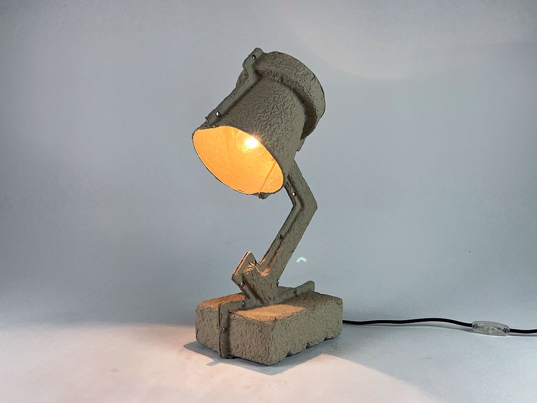 Foto Artsy Minimalistic Cardboard Desk Lamp &#8220;Trash Me!&#8221; by Victor Vetterlein