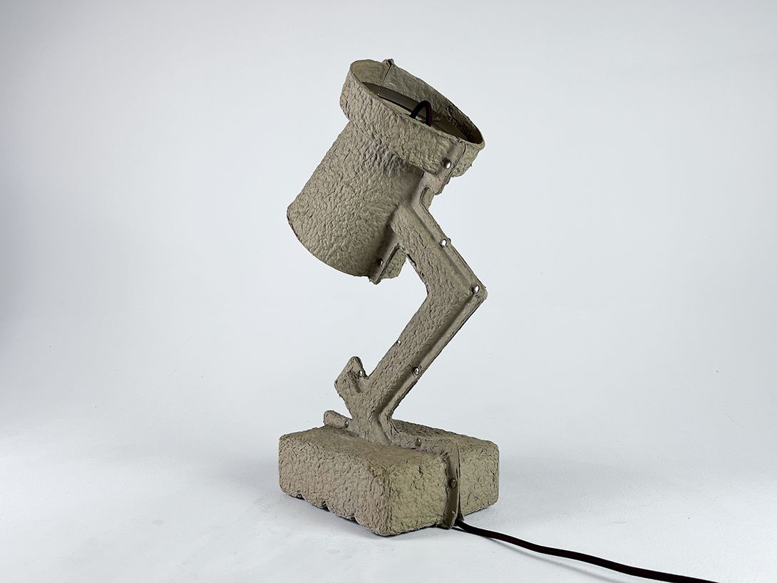 Foto Artsy Minimalistic Cardboard Desk Lamp &#8220;Trash Me!&#8221; by Victor Vetterlein