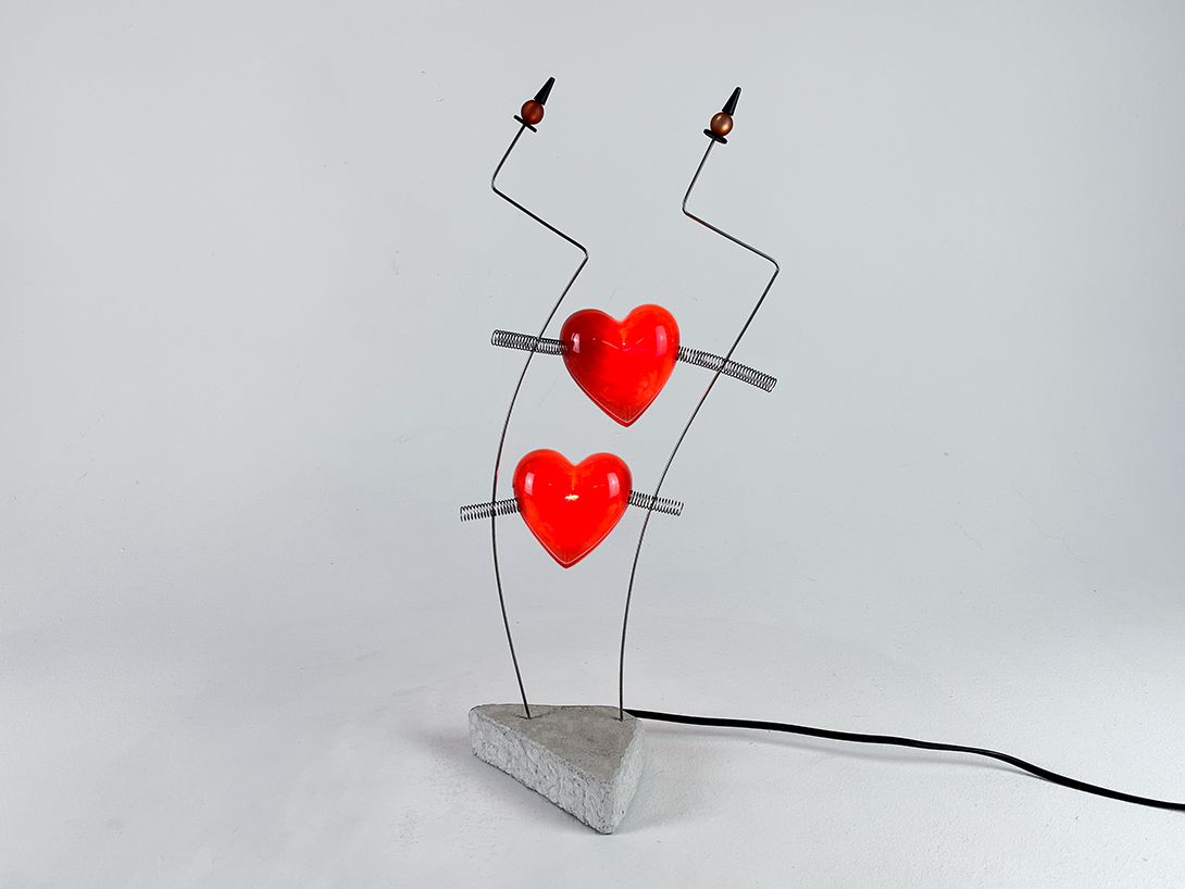 Foto Kitschy Sweet Small Table Lamp with Two Shining Hearts h46