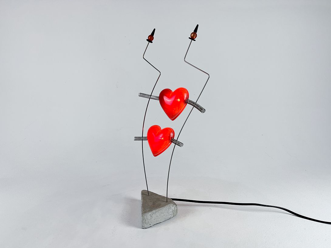 Foto Kitschy Sweet Small Table Lamp with Two Shining Hearts h46