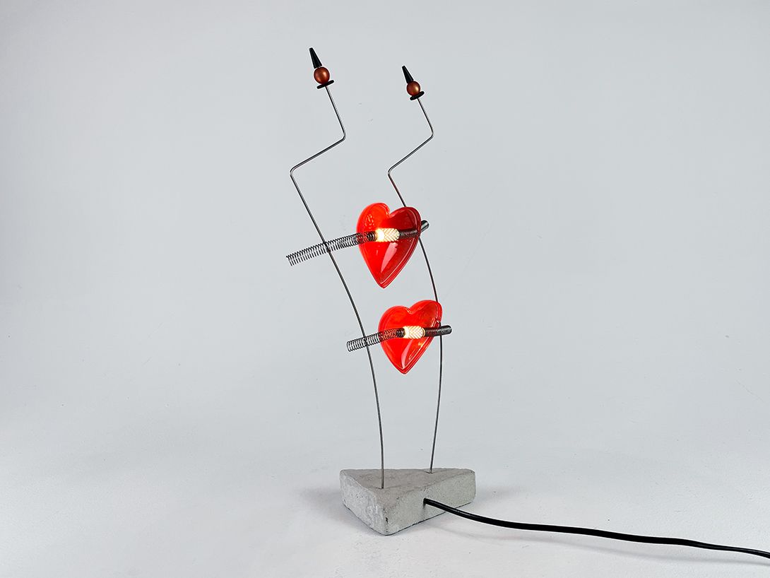 Foto Kitschy Sweet Small Table Lamp with Two Shining Hearts h46