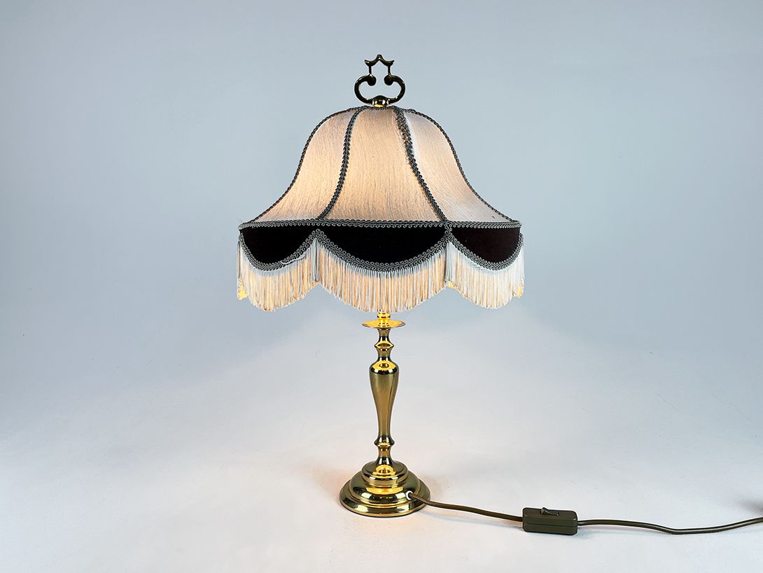 Foto Vintage Hollywood Regency Table Lamp with Graceful Shade and Golden Base h62