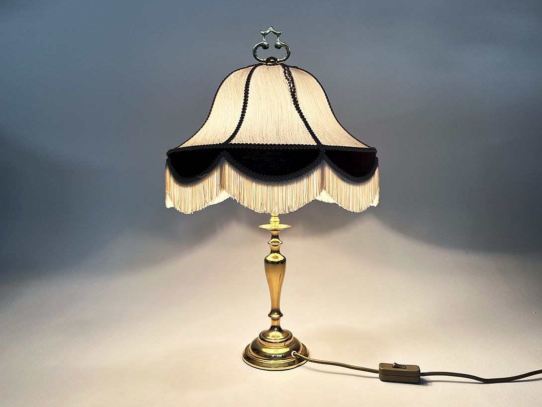 Foto Vintage Hollywood Regency Table Lamp with Graceful Shade and Golden Base h62
