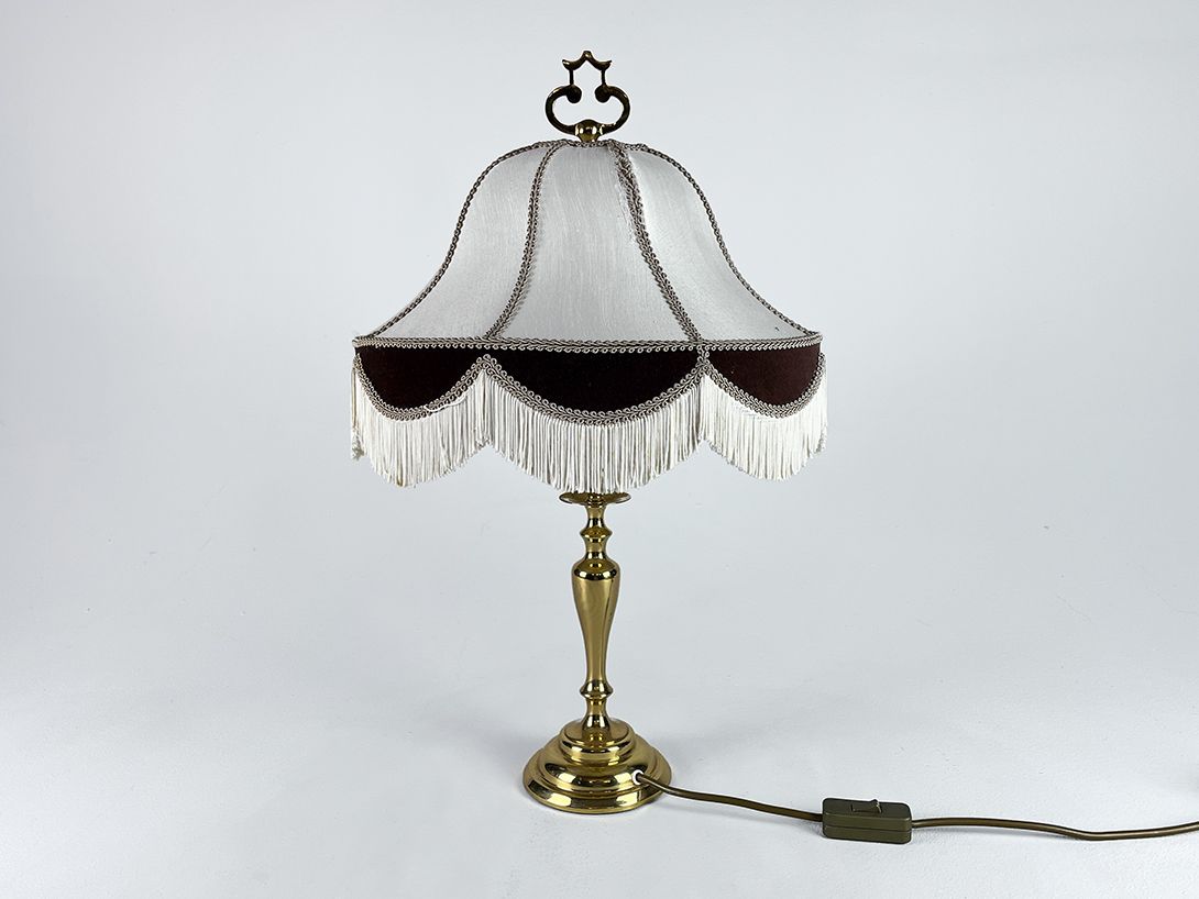 Foto Vintage Hollywood Regency Table Lamp with Graceful Shade and Golden Base h62