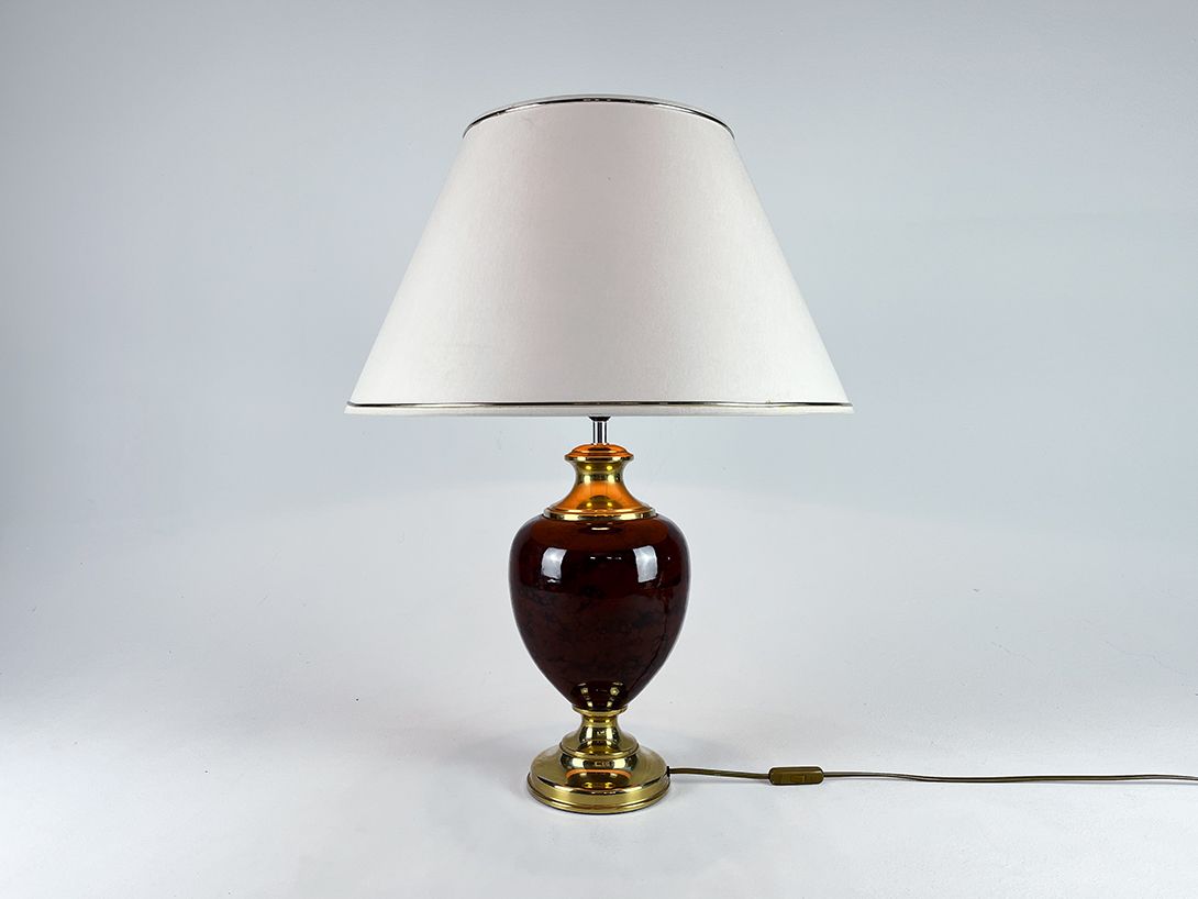 Foto Chic Table Lamp on Bordeaux Red Porcelain Base with Golden Details h67