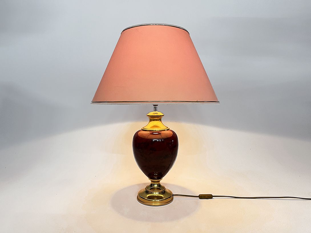 Foto Chic Table Lamp on Bordeaux Red Porcelain Base with Golden Details h67