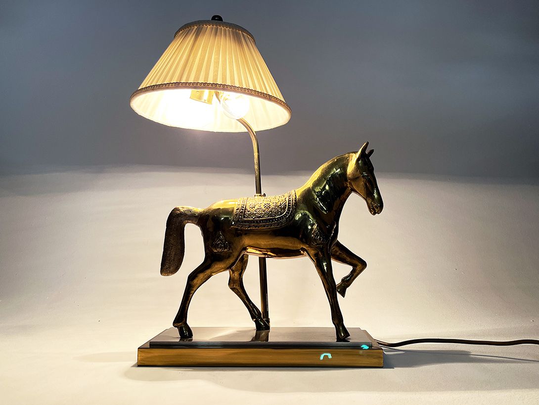 Foto Hollywood Regency Bedside Lamp with Golden Brass Horse Figurine h55