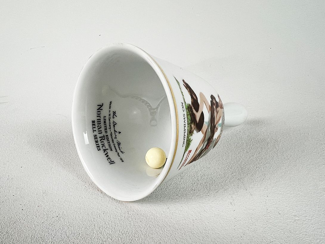 Foto Porcelain Bell No Swimming Norman Rockwell 1976 h18