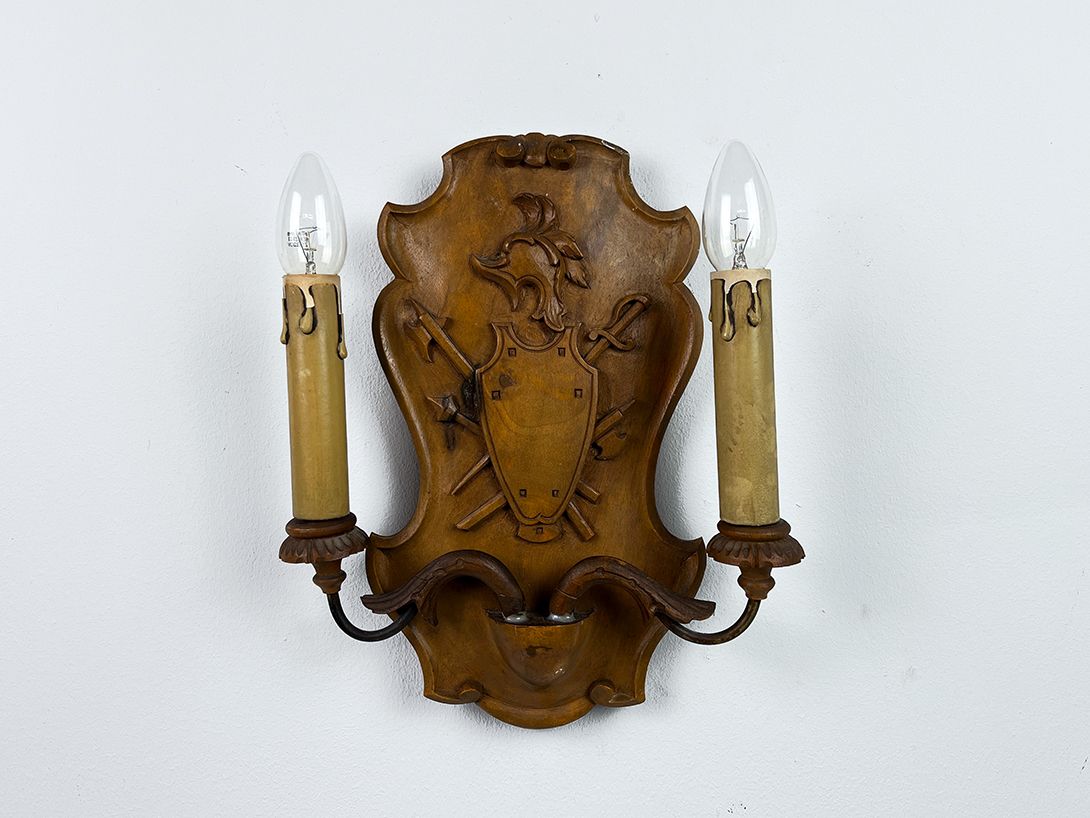 Foto Wooden Medieval Style Wall Lamp with Carved Coat of Arms h35