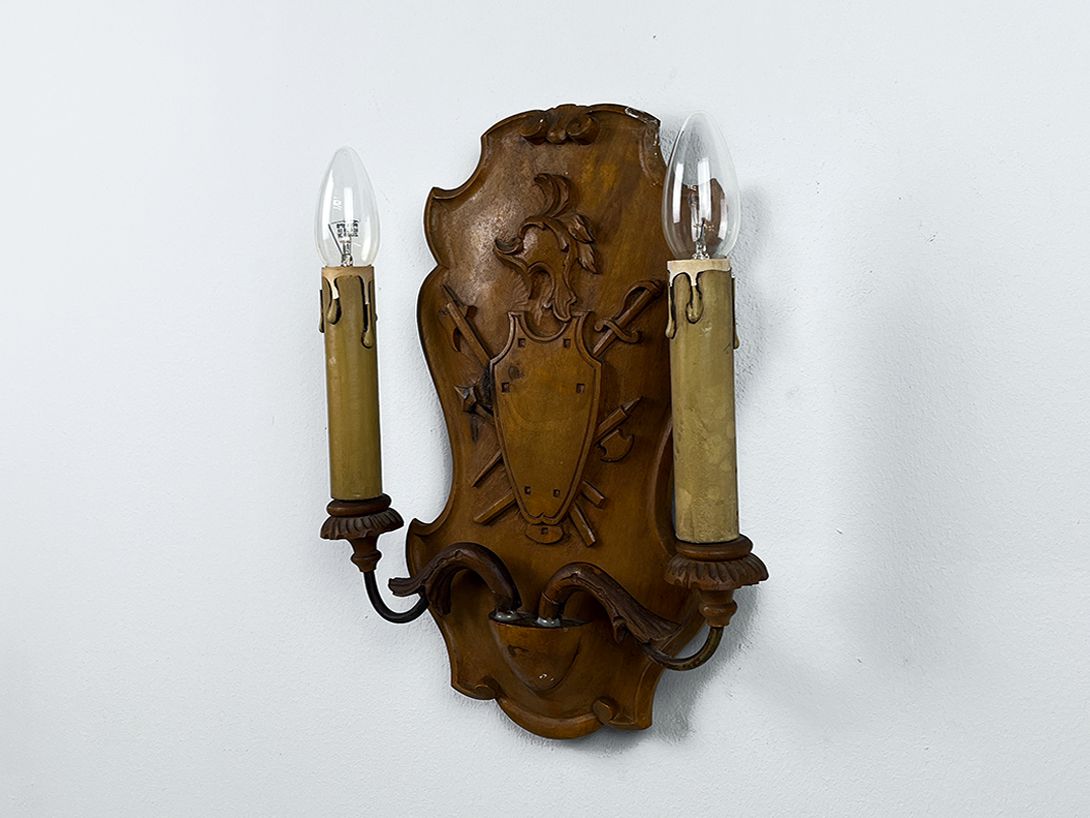 Foto Wooden Medieval Style Wall Lamp with Carved Coat of Arms h35