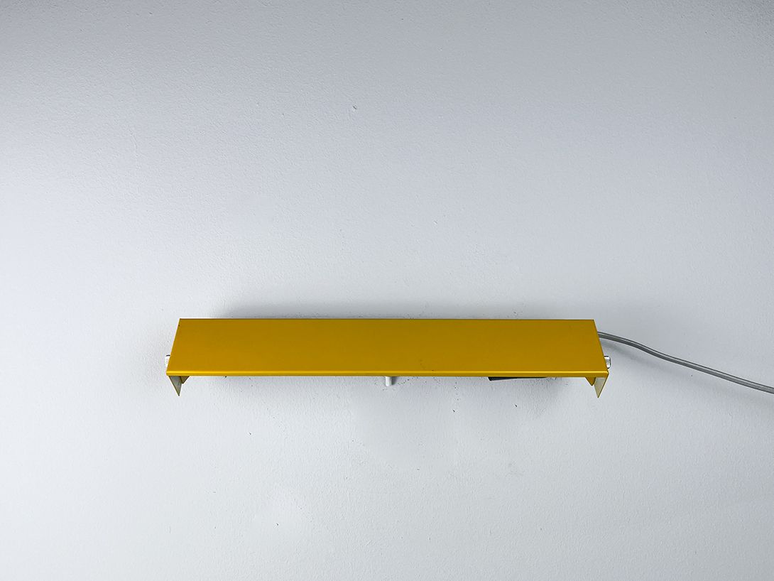 Foto Mustard Yellow Wall Display Illumination w40