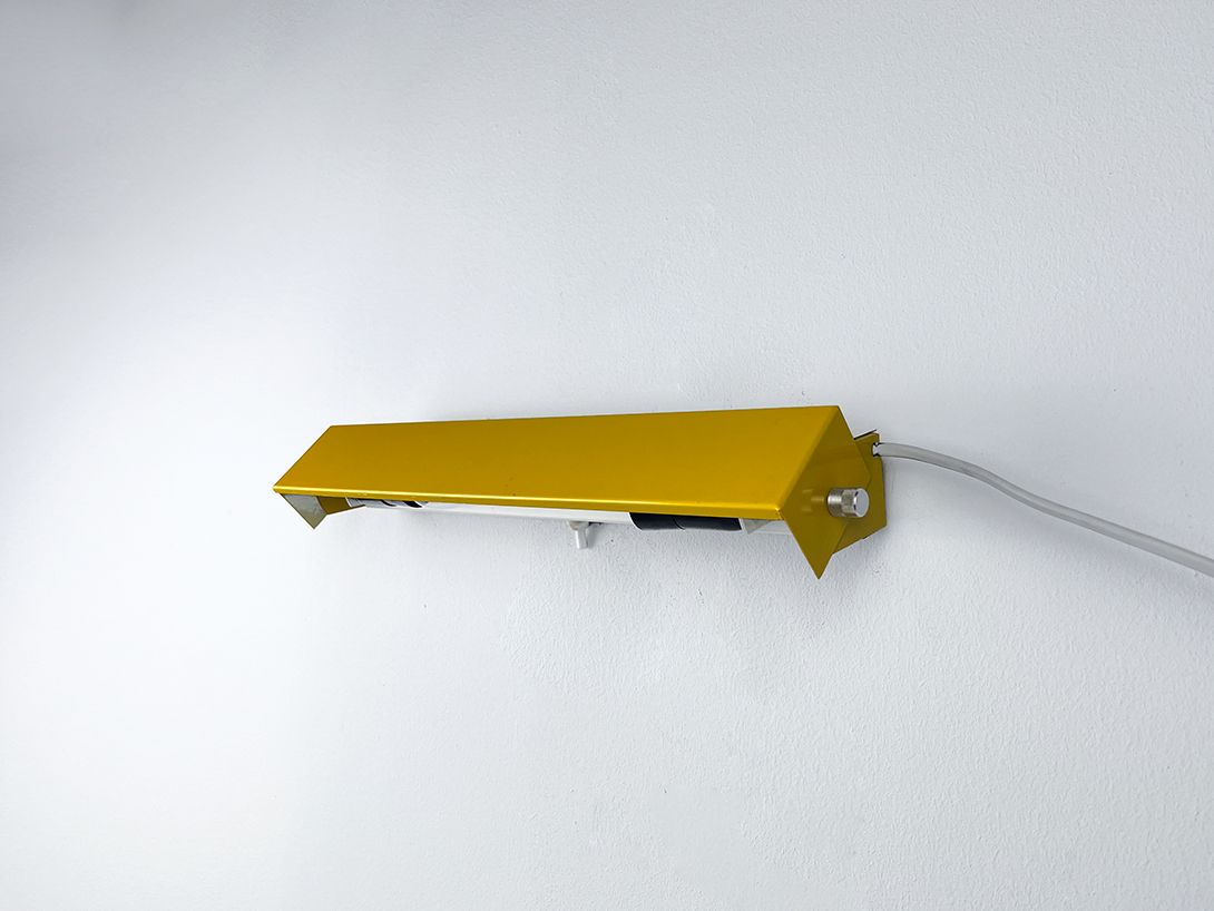 Foto Mustard Yellow Wall Display Illumination w40
