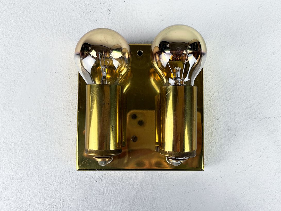 Foto Tiny Square Brass Wall Lamp, Norway 1950s