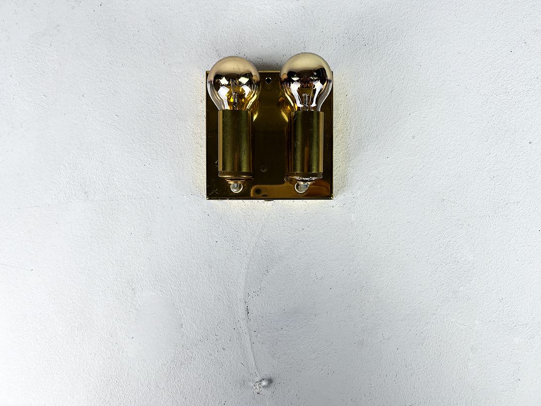 Foto Tiny Square Brass Wall Lamp, Norway 1950s