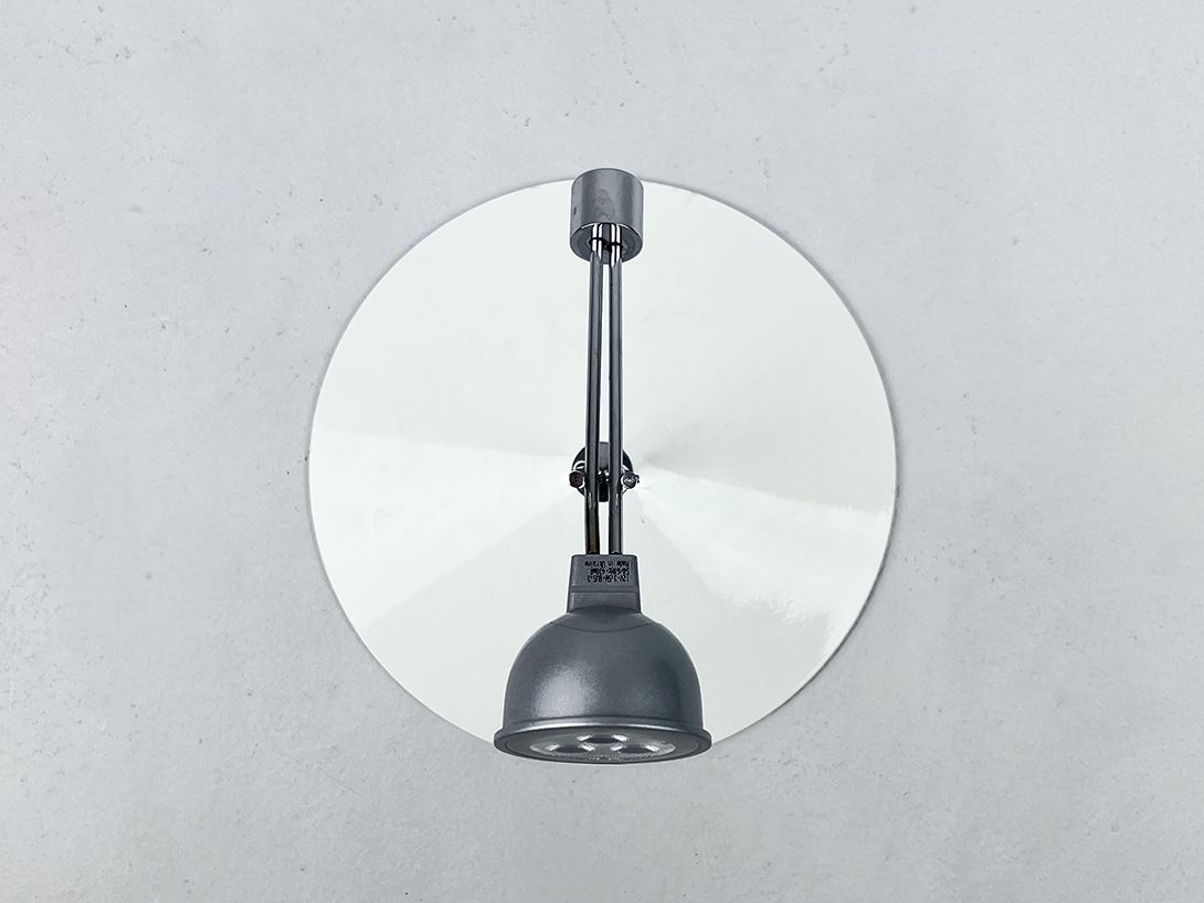Foto Modern Wall Lamp on a Round Plate for Showcases and Shelfs ø22