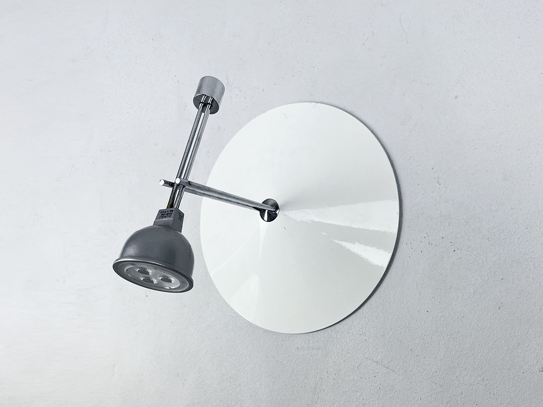 Foto Modern Wall Lamp on a Round Plate for Showcases and Shelfs ø22
