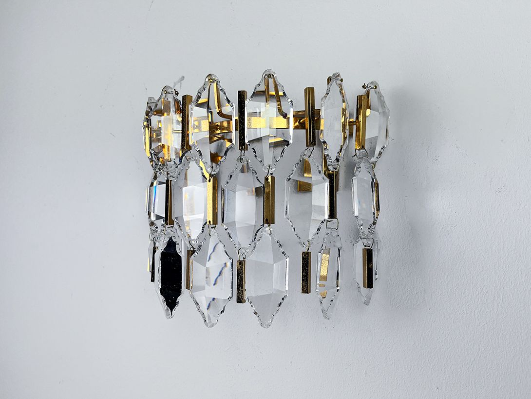 Foto German Gold-Plated Brass and Crystal Glass Wall Lamp by Palwa, 1970s