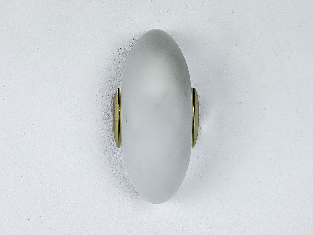 Foto Egg-Shaped Gorgeous Opal Glass Wall Lamp with Golden Details h24