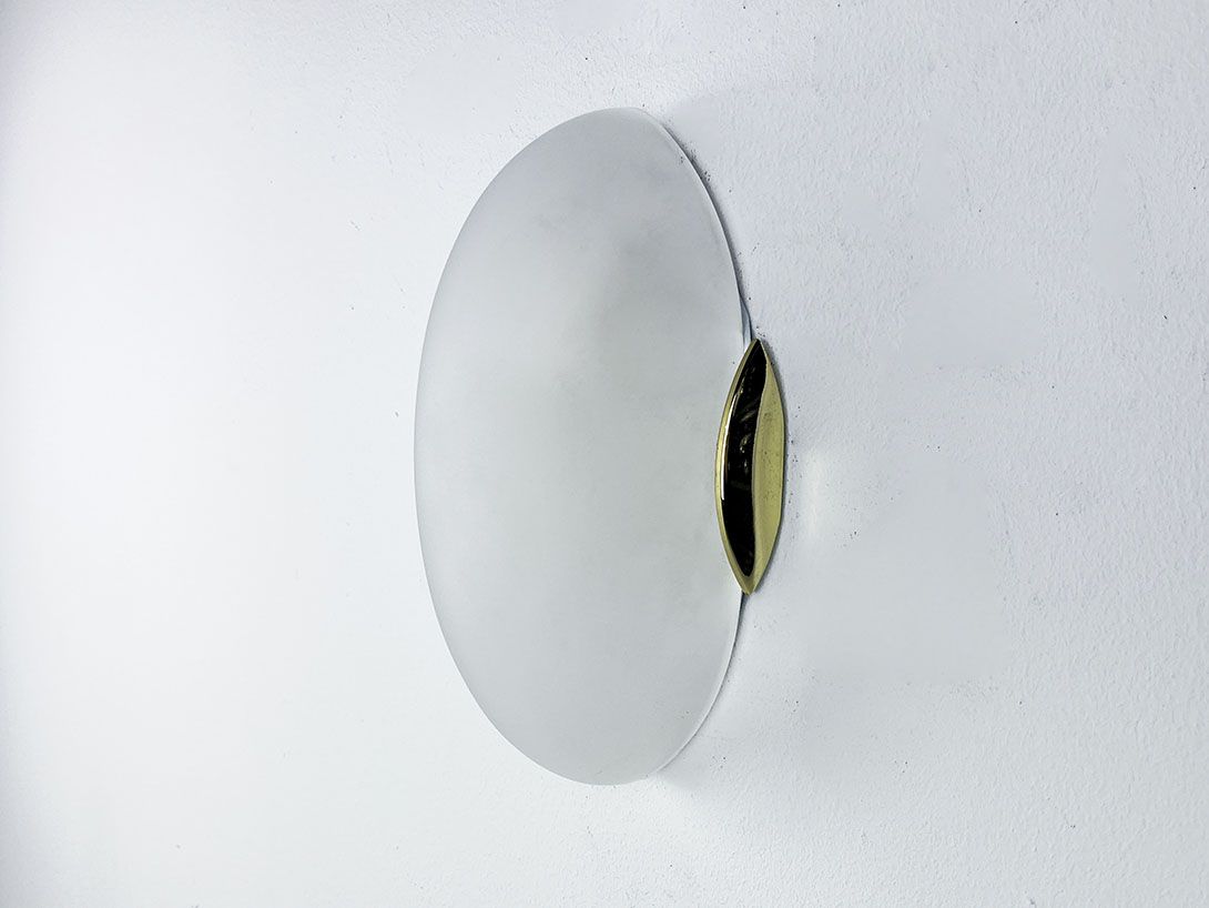 Foto Egg-Shaped Gorgeous Opal Glass Wall Lamp with Golden Details h24