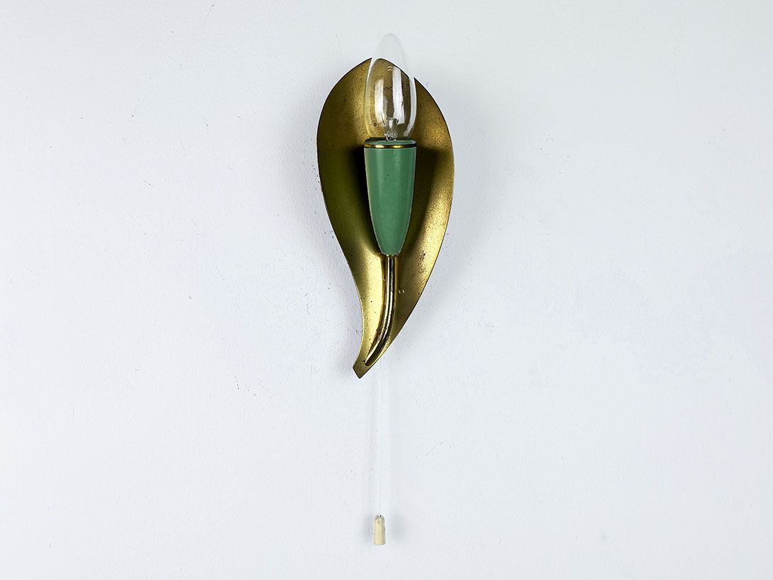 Foto Small Italian Golden Wall Lamp with Green Detail, 1950s
