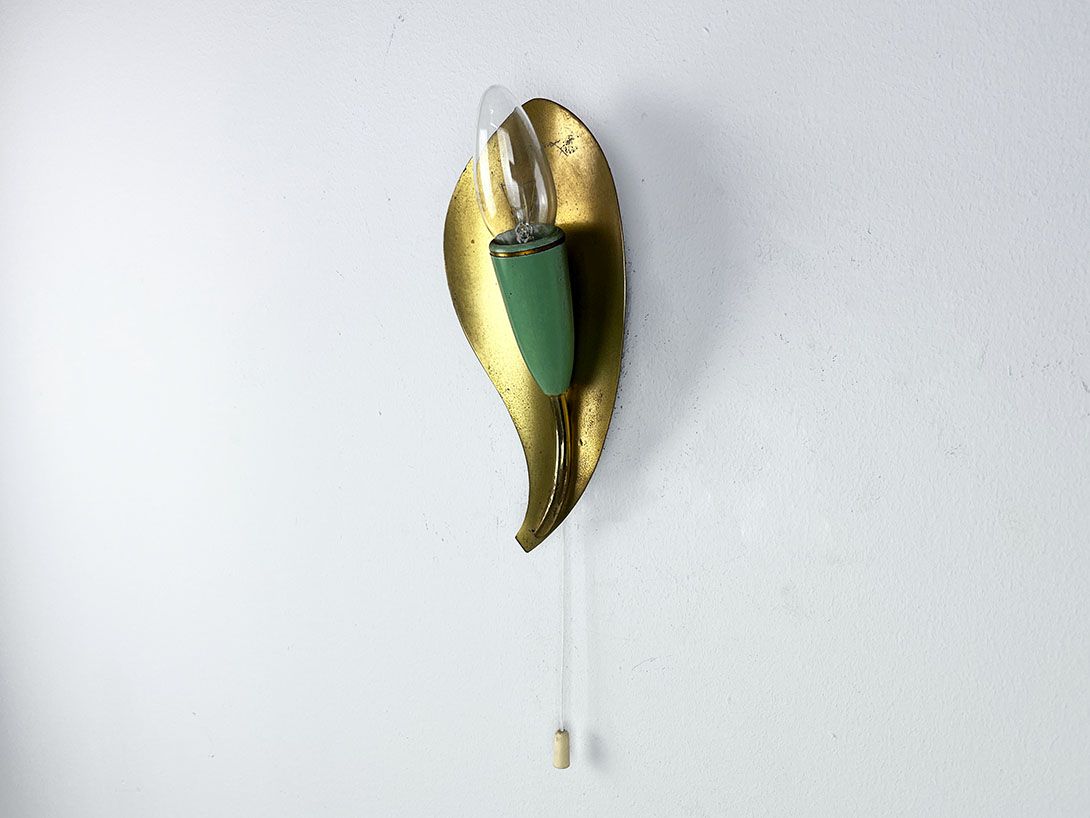 Foto Small Italian Golden Wall Lamp with Green Detail, 1950s