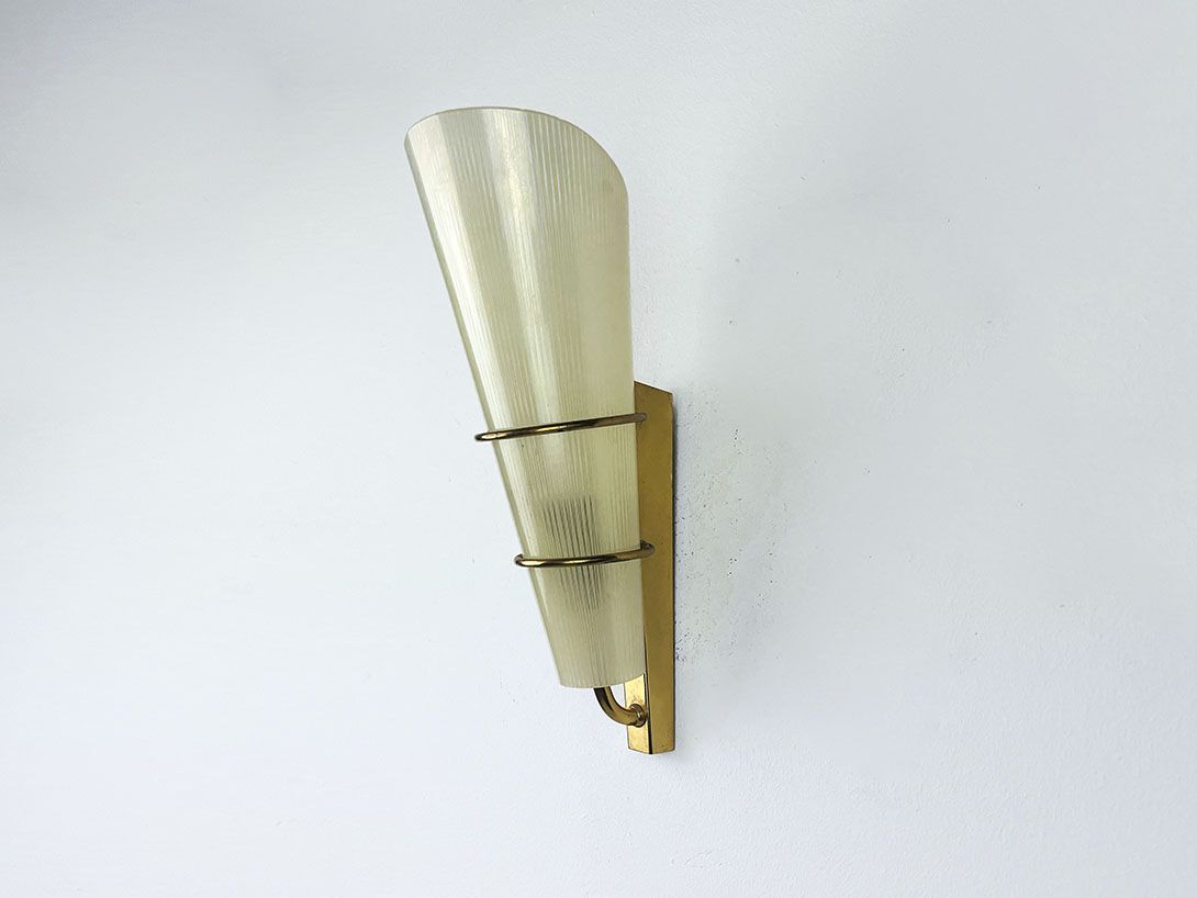 Foto Enamel Glassy and Brassy Italian Wall Lamp, 1950s