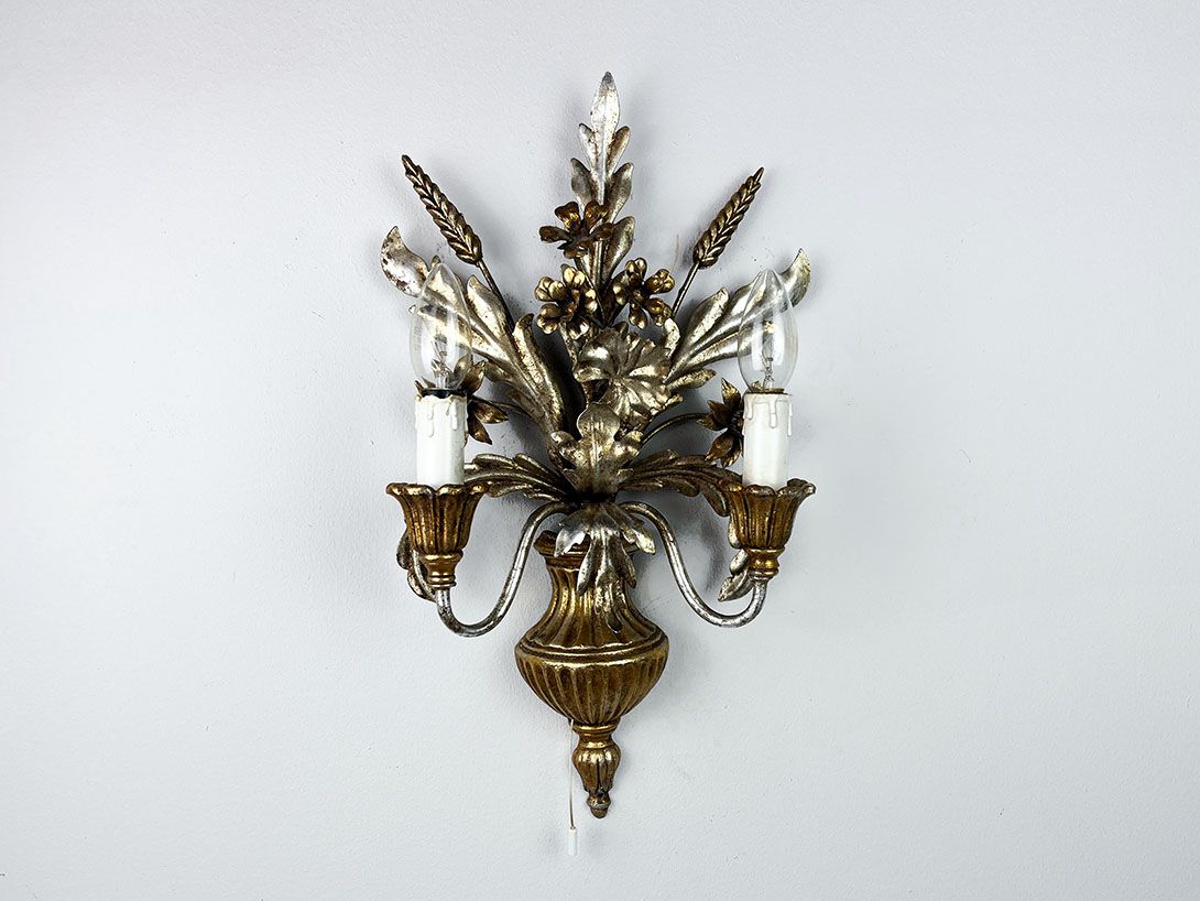 Foto Extremely Vintage Coco Chanel Style Wall Lamp, France 1940s