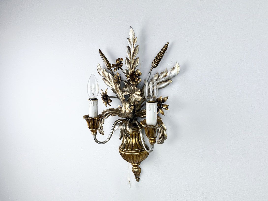 Foto Extremely Vintage Coco Chanel Style Wall Lamp, France 1940s