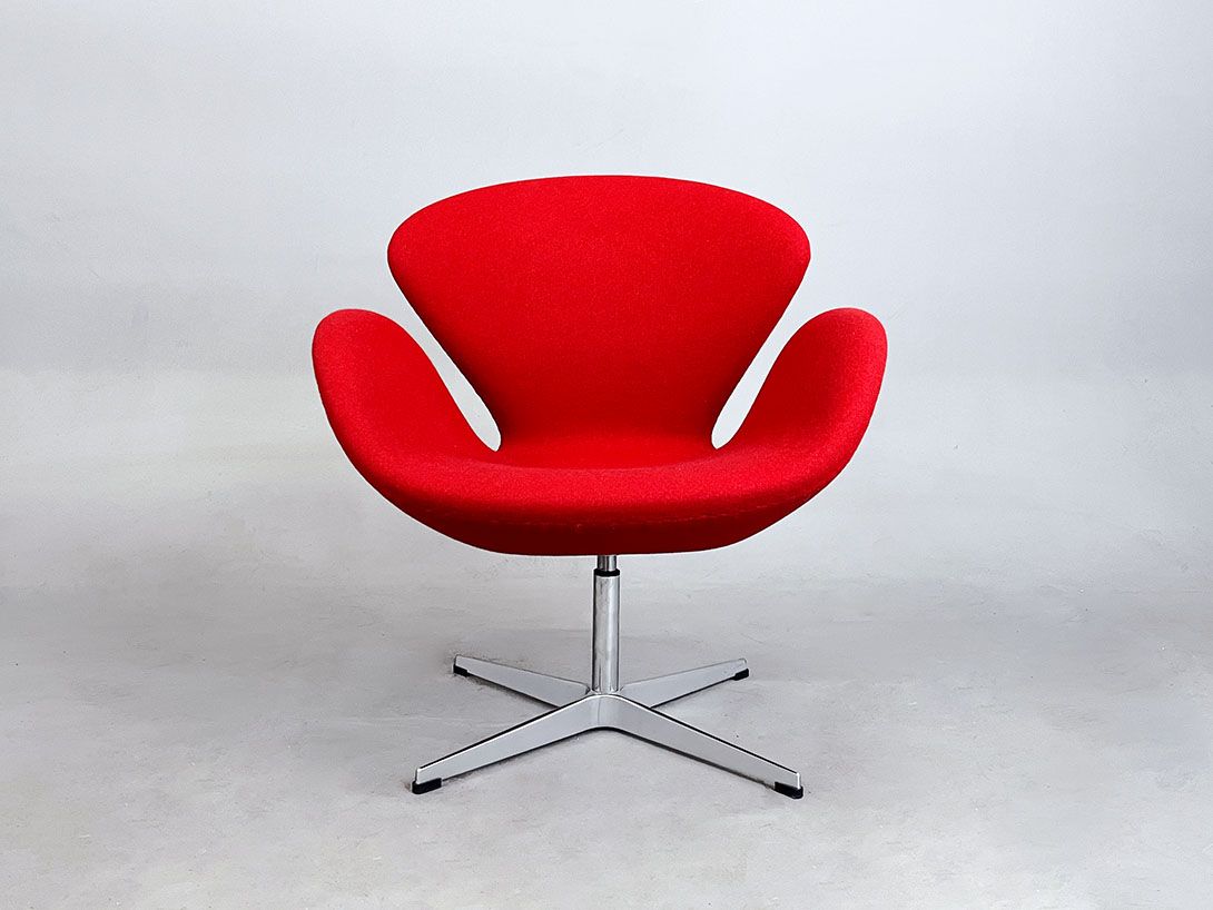 Foto Red Fabric Swan Chair by Arne Jacobsen for Fritz Hansen 1990