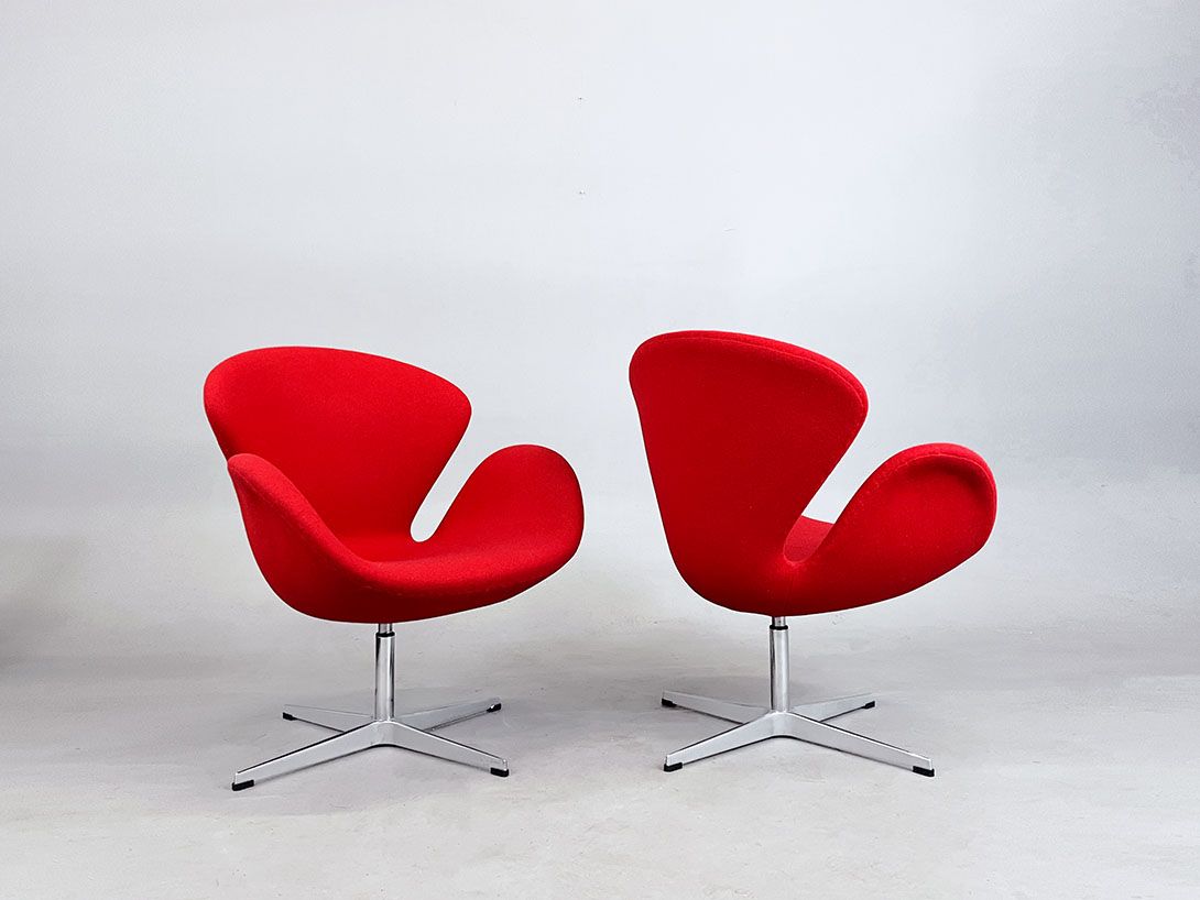 Foto Red Fabric Swan Chair by Arne Jacobsen for Fritz Hansen 1990