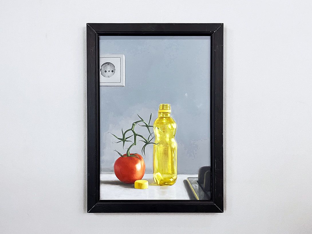 Foto Still Life of a Yellow Plastic Bottle Next to a Tomato in Front of a Power Outlet h72