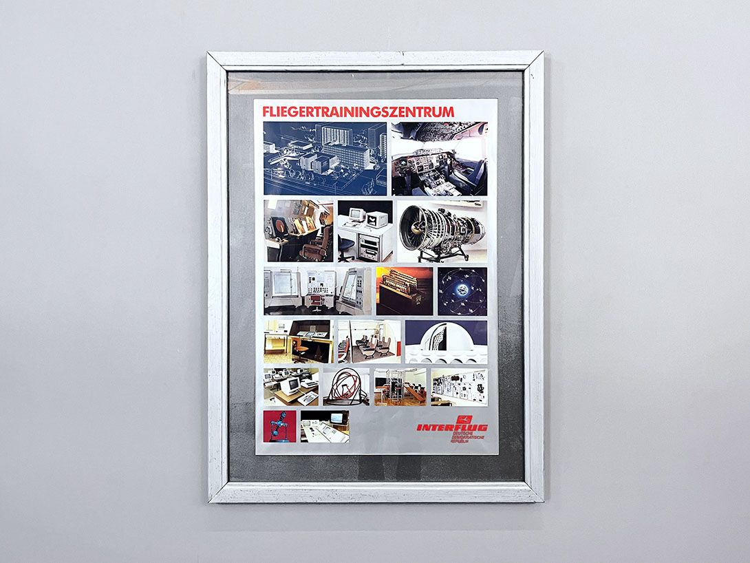 Foto GDR Interflug Pilot Training Center Poster with Slightly Different Passe-Partouts h100 37C17