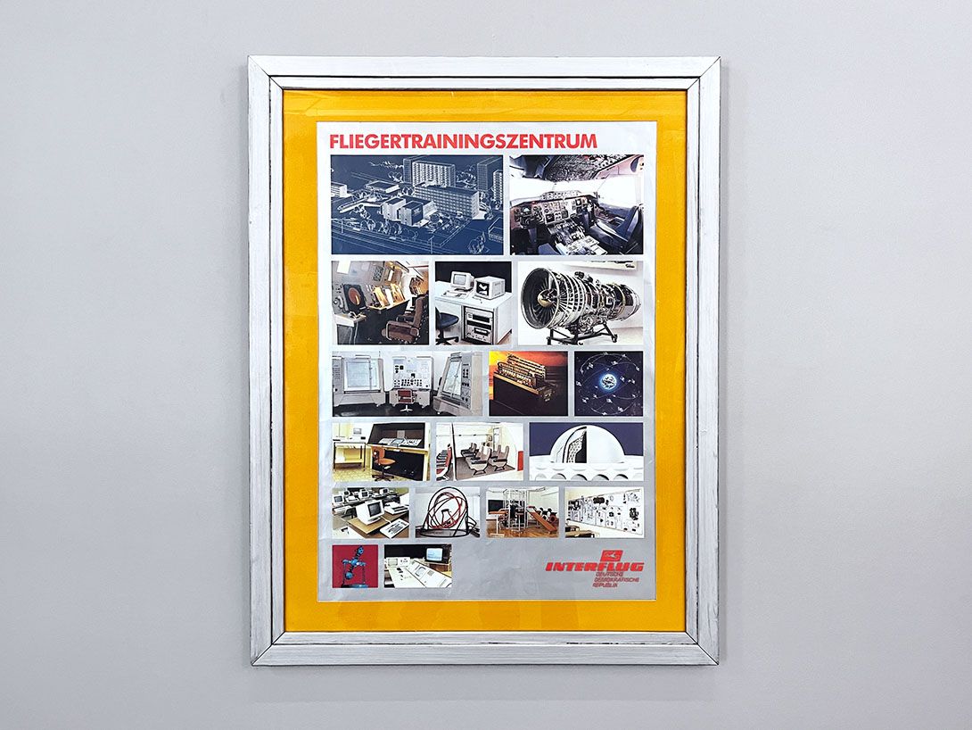 Foto GDR Interflug Pilot Training Center Poster with Slightly Different Passe-Partouts h100 37C17